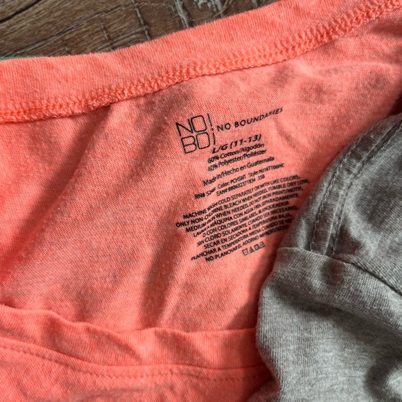 Lot of women’s t-shirts. Sizes range from small -large - Picture 8 of 11